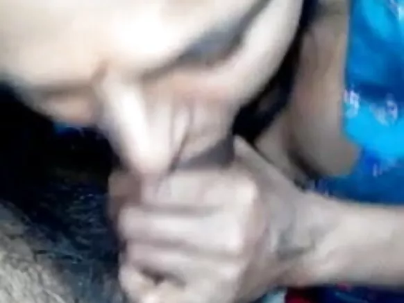 देसी चाची एक सेक्सी पड़ोसी मोहल्ला ऑनलाइन फिल्म देते हुए