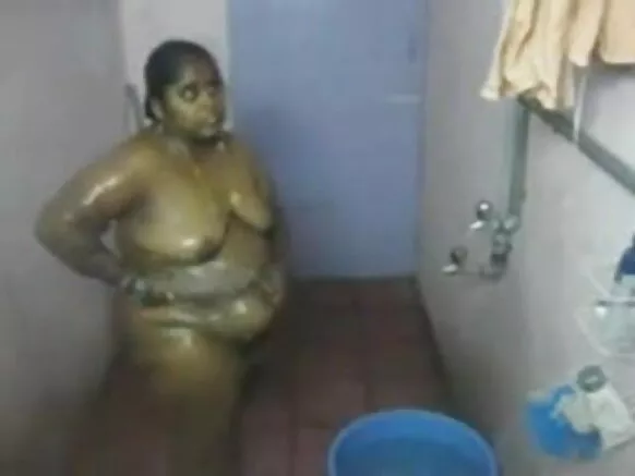 दक्षिण भारतीय देसी चाची चाची सेक्सी वीडियो फिल्म देख स्नान करते हुए