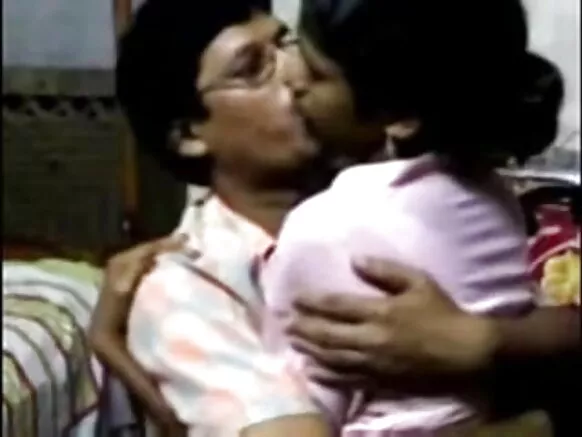 दक्षिण भारतीय सिर होटल में अपन नौकरानी के साथ मस्ती में सेक्सी फिल्म सनी लियोन का मोबाइल