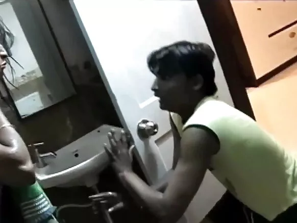 सेक्सी सेक्सी स्नान चिक बौछार पर जासूसी सेक्सी हिंदी फिल्म शो