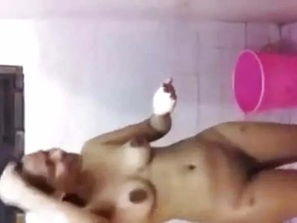 सुंदर भारतीय लड़की बाथरूम तमिल में अपन दोस्त तमिल के संग अपन अविश्वसनीय सेक्सी फिल्म देखा रहल अछि