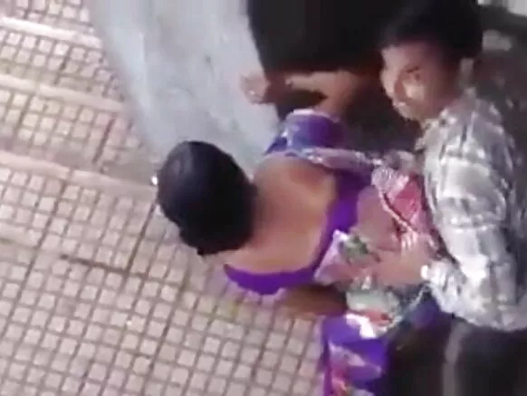 सार्वजनिक रूप स पकड़ल गेल भारतीय जोड़ी अपन प्रेमी कए सेक्सी सिनेमा पठेलक जे सार्वजनिक रूप स फंसल