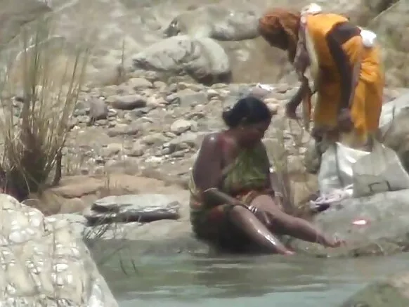 लेडी ओपन एयर करीना कपूर सेक्सी बाथरूम आउटडोर बाथ नदी में छिपे हुए कक्ष द्वारा