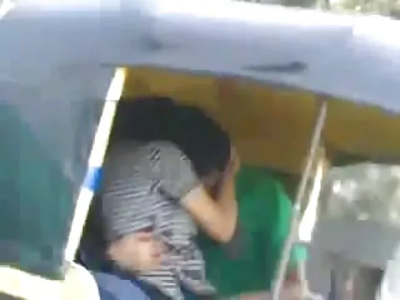 देसी चुंबन इंगुर की सेक्सी फिल्म ऑटो रिक्शा