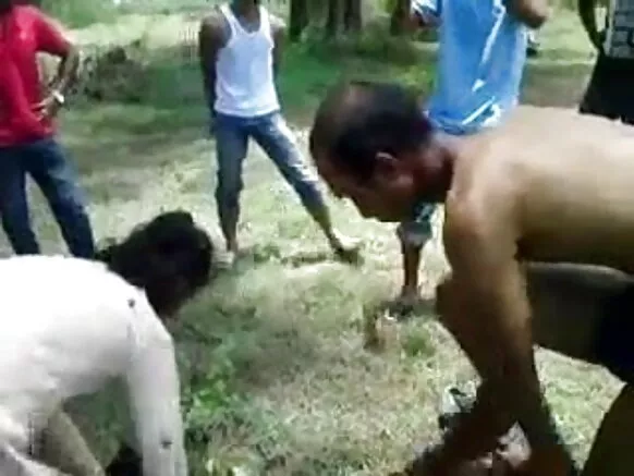 किशोरी के चाचा ठार्की एक किशोर के साथ सेक्सी सिनेमा वीडियो देखते हुए पकड़ा