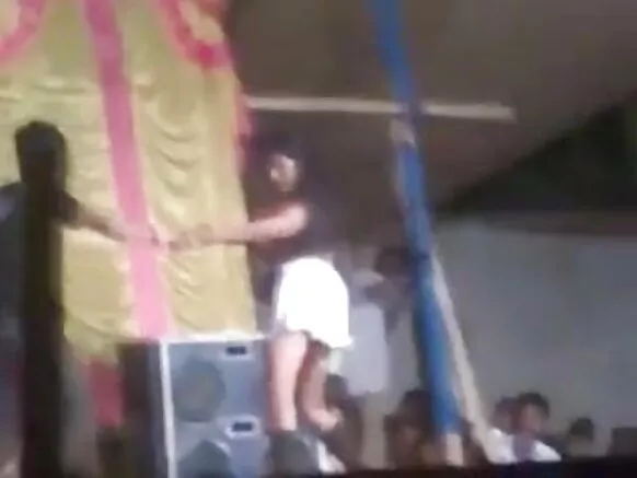 भारतीय लड़की एकटा सार्वजनिक सेक्सी छवि पर नग्न स्ट्रिपटीज देखा रहल अछि