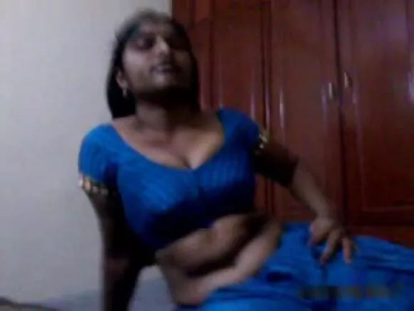 आंध्र के चाची ने अंग्रेजी में blowjob और सेक्सी साड़ी स्ट्रिप फोटो दिखाई