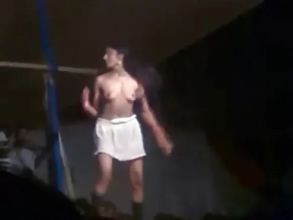 भारतीय लड़की सेक्सी फिल्म सेक्सी पट्टी नृत्य लड़की शो शो सार्वजनिक रूप से