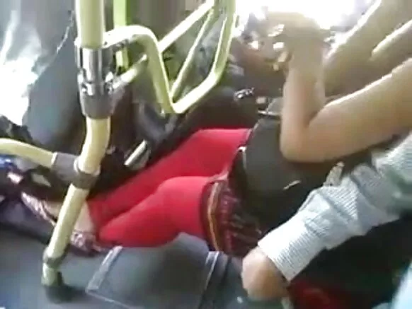 सेक्सी हिन्दी मूवी और बस में सेक्सी हिन्दी आदमी लड़की के स्तन से खेलते देखे