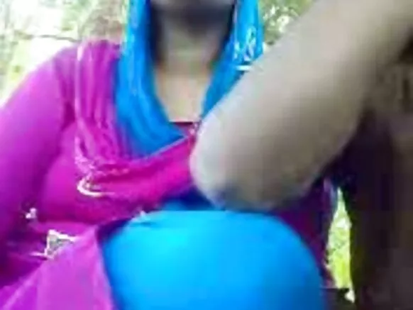 देसी मौसी पार्क में भूसा बना देसी चाची फुल सेक्सी in hindi
