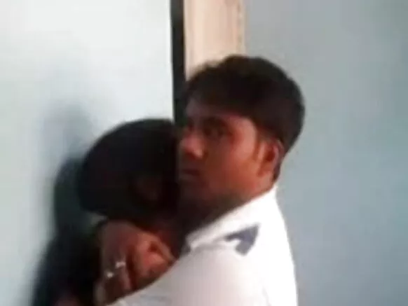 भारतीय लड़की एक सेक्सी सिनेमा वीडियो देख मस्ती करती है