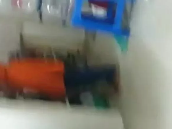 चीफ एकटा पुरान सेक्सी सिनेमा मे नौकरानी के मुर्गा देखाबैत अछि