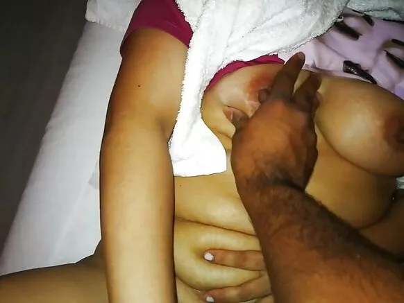 भारतीय महिला हाथ से भूसा की मालिश करते हुए