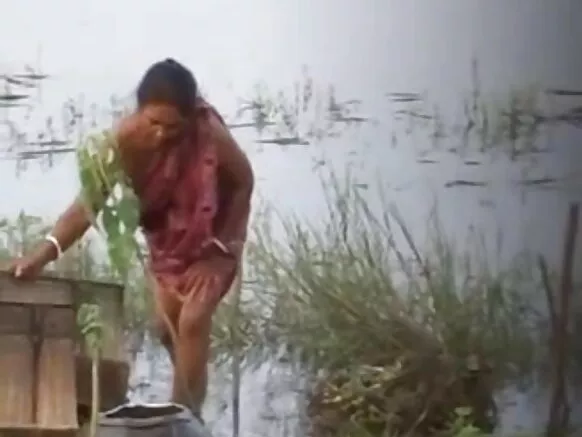 चाची बिना ब्लाउज के बूब्स दिखा रहा है सेक्सी हिन्दी मूवी बूब्स दिखा रहा है 2