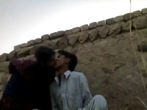 किशोर हिन्दी सेक्स किशोर छवि ट्यूब खेत में एक लड़का के साथ