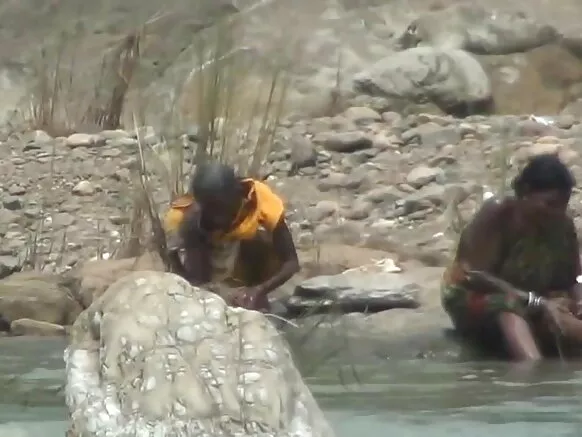 लेडी ओपन हिन्दी मूवी सेक्सी मूवी हवा में नदी में नहाते हुए एक छिपे हुए कैमरा के साथ