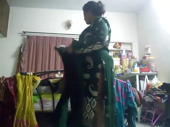 हॉट चाची सेक्सी शो मूवी हिन्दी में छिपे कैमरे द्वारा कैप्चर